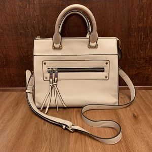 Medium size purse! Excellent condition.